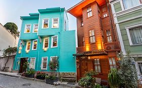 Wonder Wood Hotel